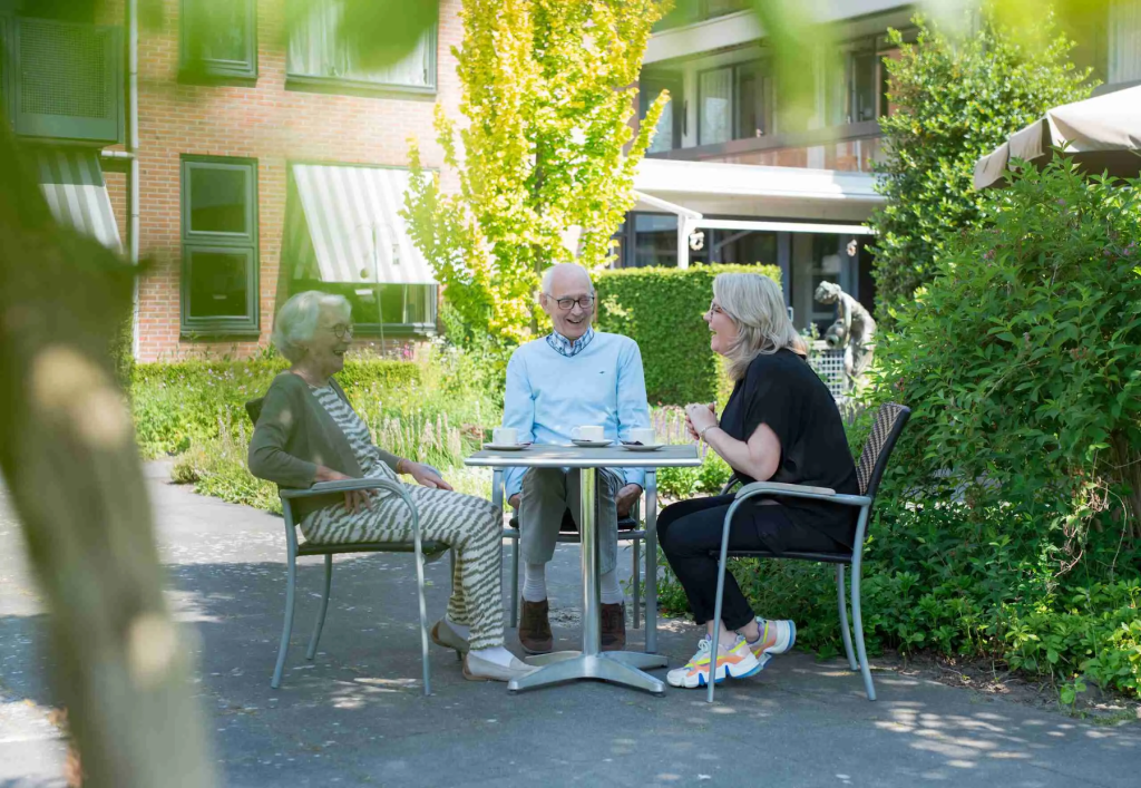 Samen lachen tijdens een activiteit in de zorginstelling